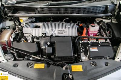 2014 Toyota Prius Alpha - Thumbnail