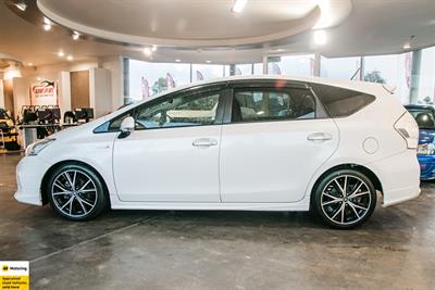 2014 Toyota Prius Alpha - Thumbnail