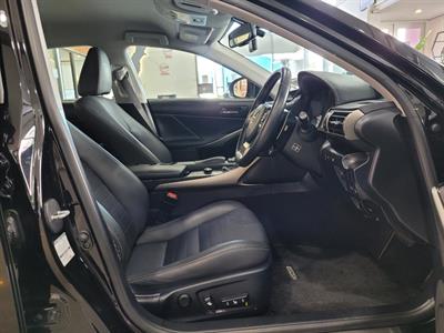 2014 Lexus IS 300h - Thumbnail