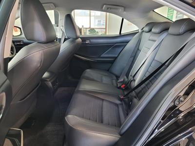 2014 Lexus IS 300h - Thumbnail