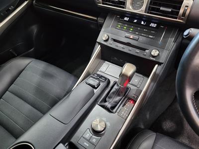 2014 Lexus IS 300h - Thumbnail