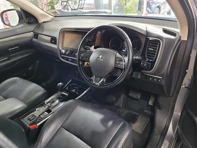 2022 Mitsubishi Outlander - Thumbnail