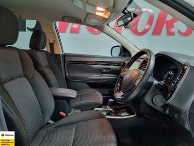 2022 Mitsubishi Outlander - Thumbnail