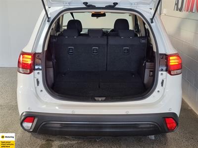 2022 Mitsubishi Outlander - Thumbnail