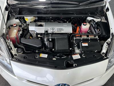 2015 Toyota Prius - Thumbnail