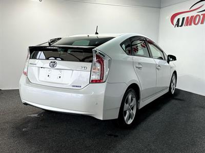 2015 Toyota Prius - Thumbnail