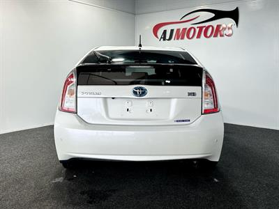 2015 Toyota Prius - Thumbnail