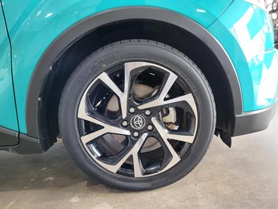 2017 Toyota C-HR - Thumbnail