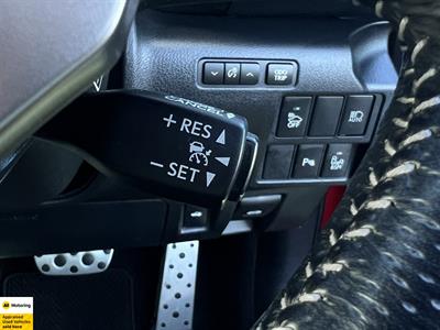 2013 Lexus IS 300h - Thumbnail