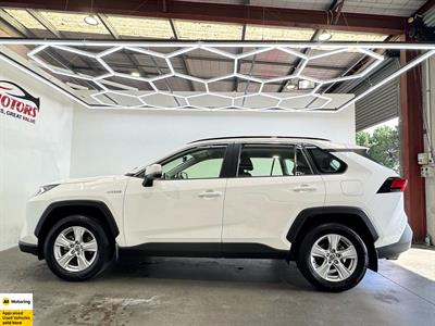 2021 Toyota RAV4 - Thumbnail
