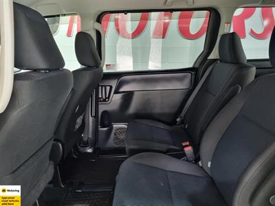 2015 Toyota Noah - Thumbnail