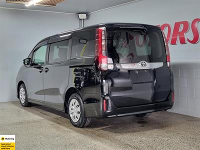 2015 Toyota Noah - Thumbnail