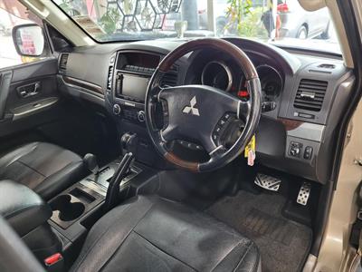 2013 Mitsubishi Pajero - Thumbnail