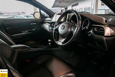 2017 Toyota C-HR - Thumbnail