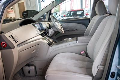 2009 Toyota Estima - Thumbnail