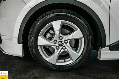 2017 Toyota C-HR - Thumbnail