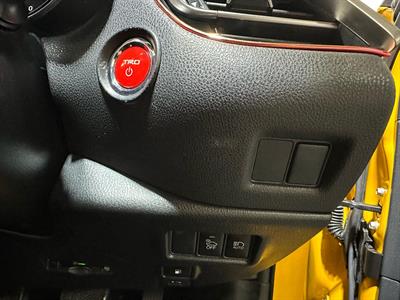 2017 Toyota C-HR - Thumbnail