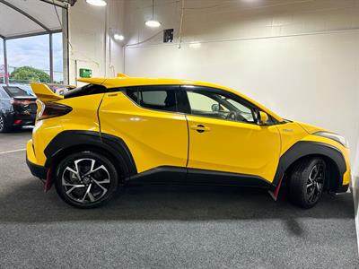 2017 Toyota C-HR - Thumbnail