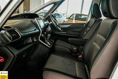 2017 Nissan Serena - Thumbnail