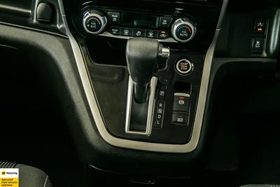 2017 Nissan Serena - Thumbnail