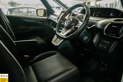 2017 Nissan Serena - Thumbnail