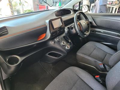 2016 Toyota Sienta - Thumbnail