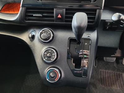 2016 Toyota Sienta - Thumbnail