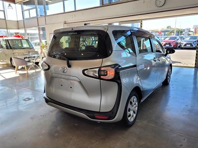 2016 Toyota Sienta - Thumbnail