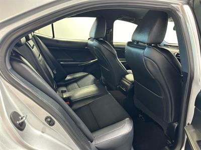 2014 Lexus IS 300h - Thumbnail