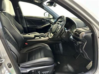 2014 Lexus IS 300h - Thumbnail