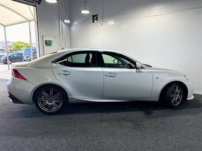 2014 Lexus IS 300h - Thumbnail