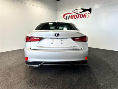 2014 Lexus IS 300h - Thumbnail