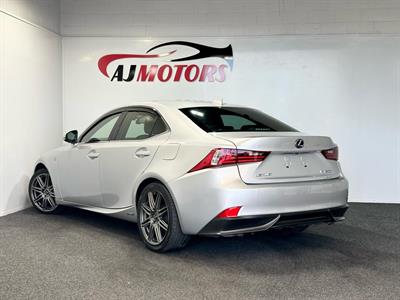 2014 Lexus IS 300h - Thumbnail