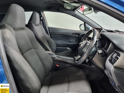 2016 Toyota C-HR - Thumbnail