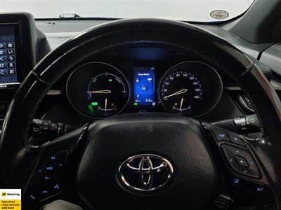 2016 Toyota C-HR - Thumbnail
