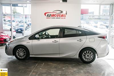 2017 Toyota Prius - Thumbnail