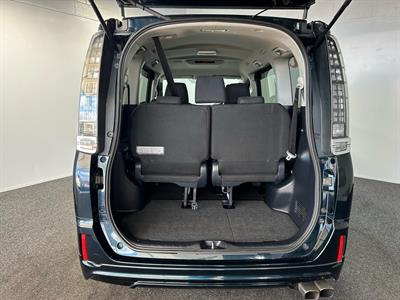 2014 Toyota Voxy - Thumbnail