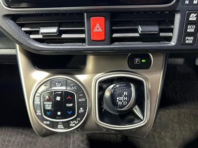2014 Toyota Voxy - Thumbnail