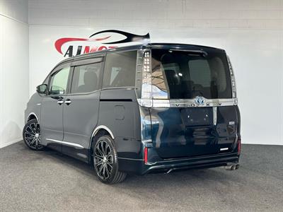 2014 Toyota Voxy - Thumbnail