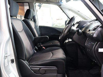 2015 Nissan Serena - Thumbnail