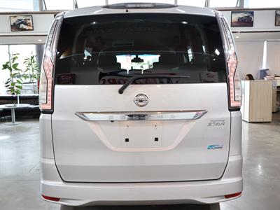 2015 Nissan Serena - Thumbnail