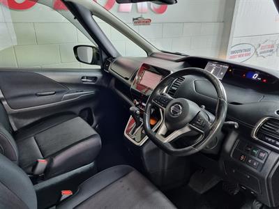 2017 Nissan Serena - Thumbnail