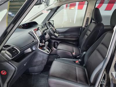 2017 Nissan Serena - Thumbnail