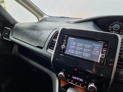 2017 Nissan Serena - Thumbnail