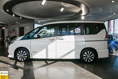 2017 Nissan Serena - Thumbnail
