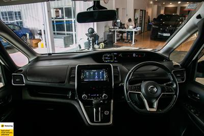 2017 Nissan Serena - Thumbnail