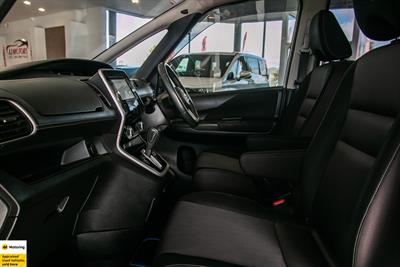 2017 Nissan Serena - Thumbnail