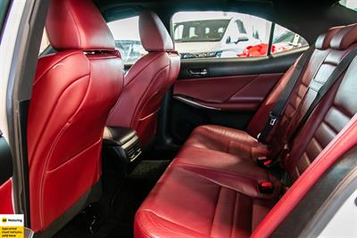 2013 Lexus IS 300h - Thumbnail