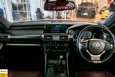 2013 Lexus IS 300h - Thumbnail