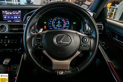 2013 Lexus IS 300h - Thumbnail